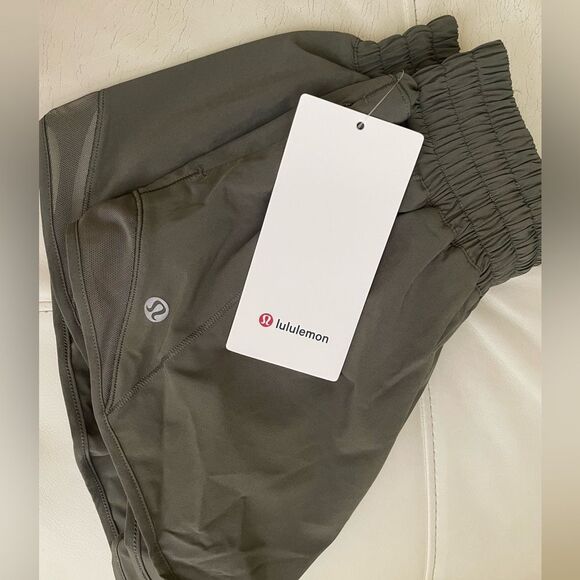 NWT Lululemon Hotty Hot High-Rise Short 2.5" SIZE 2. 4 army green NWT olive - Picture 6 of 6